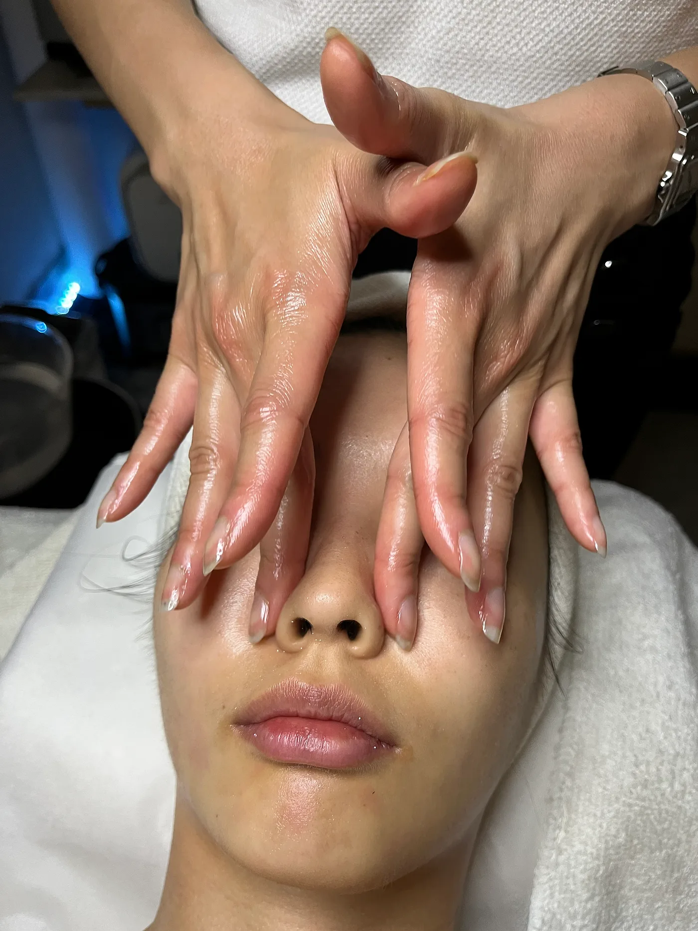 Precise facial sculpting strokes across the brow